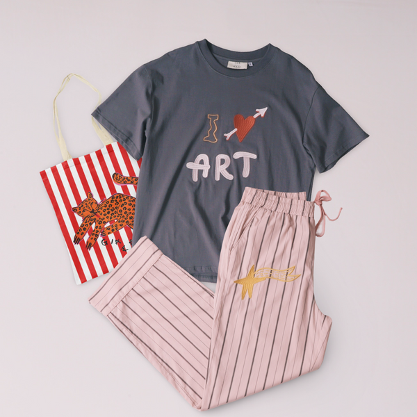Pyjama pants, gray tee, tote